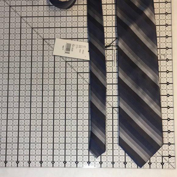 Signature Carrington blue gray black and silver diagonal striped silk tie.NWT - Picture 8 of 9